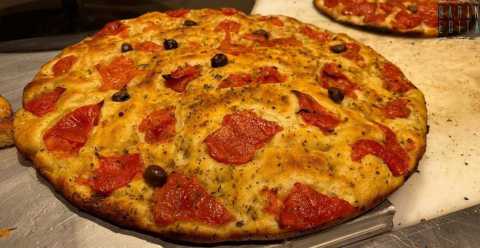 Un euro di focaccia: storia, ricetta, riti e tradizioni del "piatto" pi barese di Bari 